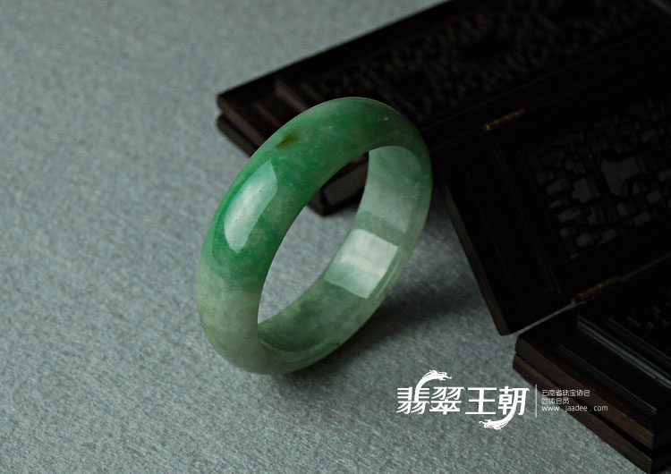 糯冰种青色缅甸翡翠手镯（52.1）