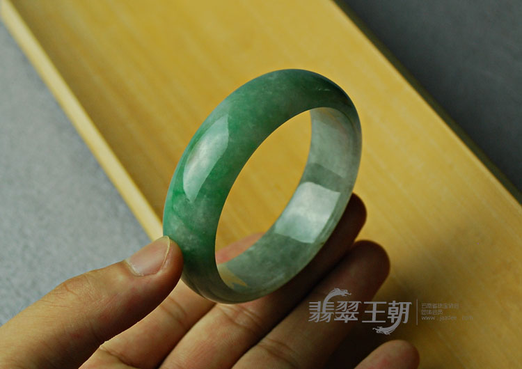 糯冰种青色缅甸翡翠手镯（52.1）