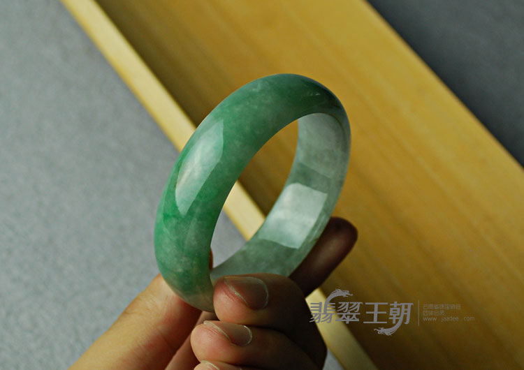 糯冰种青色缅甸翡翠手镯（52.1）