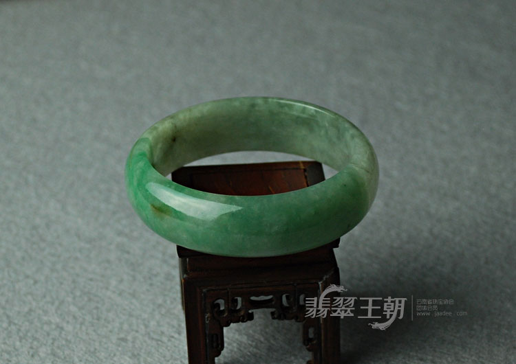 糯冰种青色缅甸翡翠手镯（52.1）