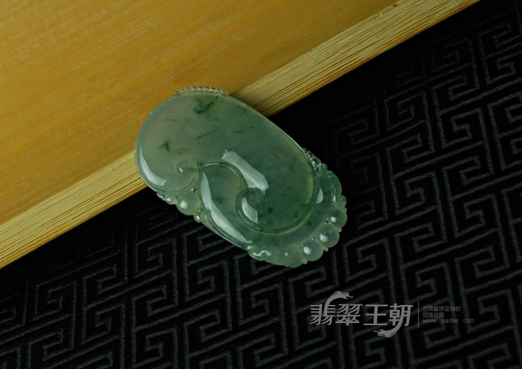 冰种飘花缅甸翡翠如意挂件