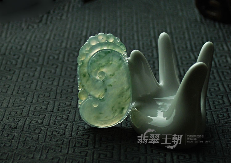 冰种飘花缅甸翡翠如意挂件