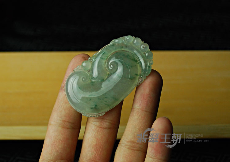 冰种飘花缅甸翡翠如意挂件