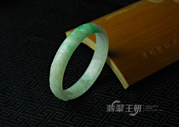 糯冰种翠色缅甸翡翠“龙行如意”雕花镯（59.2）