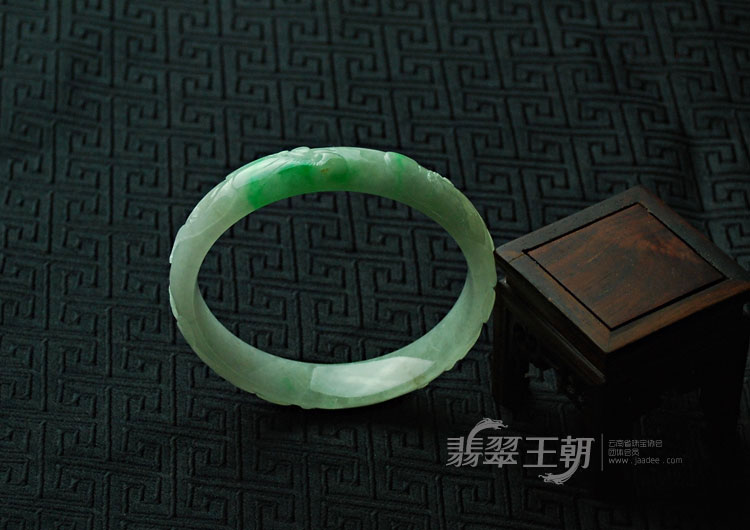 糯冰种翠色缅甸翡翠“龙行如意”雕花镯（59.2）