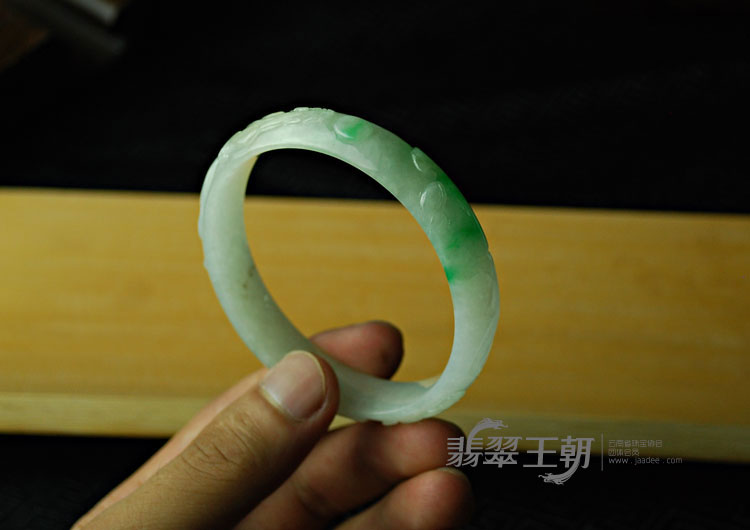 糯冰种翠色缅甸翡翠“龙行如意”雕花镯（59.2）
