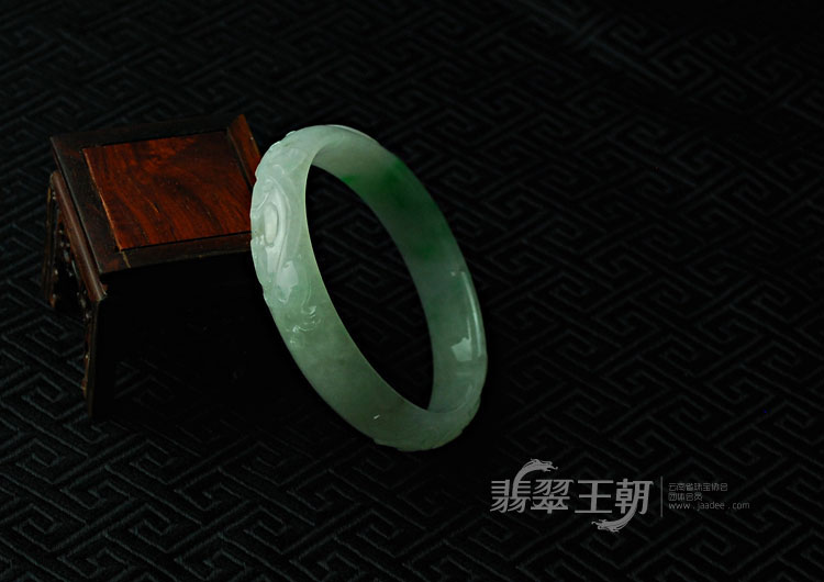糯冰种翠色缅甸翡翠“龙行如意”雕花镯（59.2）