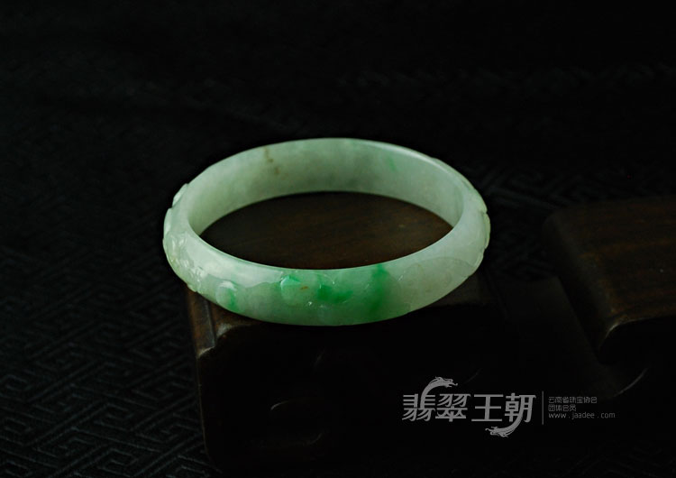 糯冰种翠色缅甸翡翠“龙行如意”雕花镯（59.2）