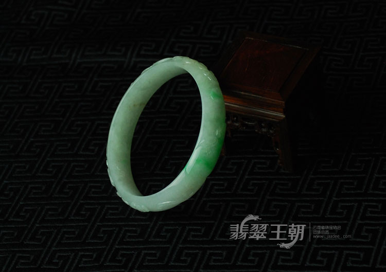 糯冰种翠色缅甸翡翠“龙行如意”雕花镯（59.2）