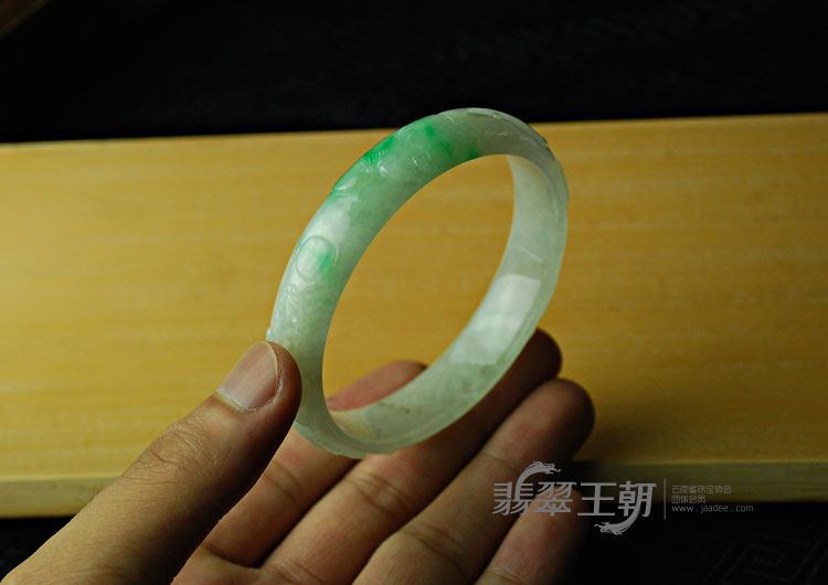 糯冰种翠色缅甸翡翠“龙行如意”雕花镯（59.2）