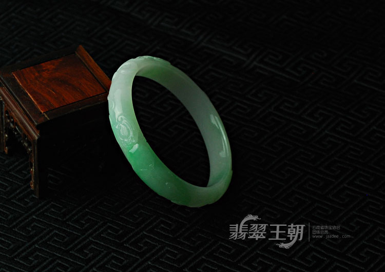 糯冰种翠色缅甸翡翠福如意雕花镯（58.2）