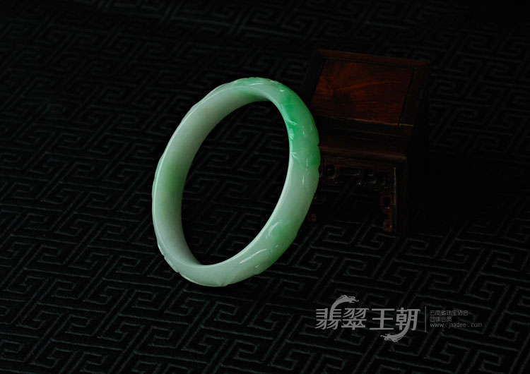 糯冰种翠色缅甸翡翠福如意雕花镯（58.2）