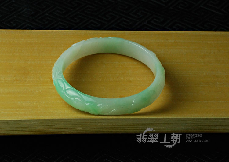 糯冰种翠色缅甸翡翠福如意雕花镯（58.2）