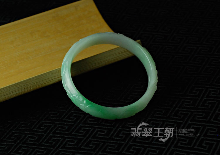 糯冰种翠色缅甸翡翠福如意雕花镯（58.2）