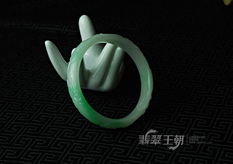 糯冰种翠色缅甸翡翠福如意雕花镯（58.2）