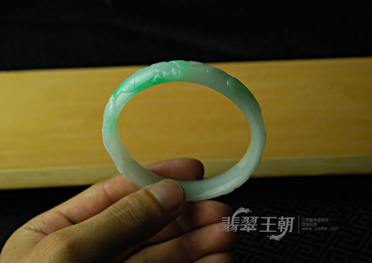 糯冰种翠色缅甸翡翠福如意雕花镯（58.2）