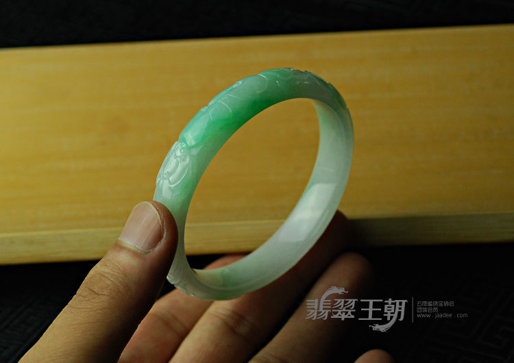 糯冰种翠色缅甸翡翠福如意雕花镯（58.2）