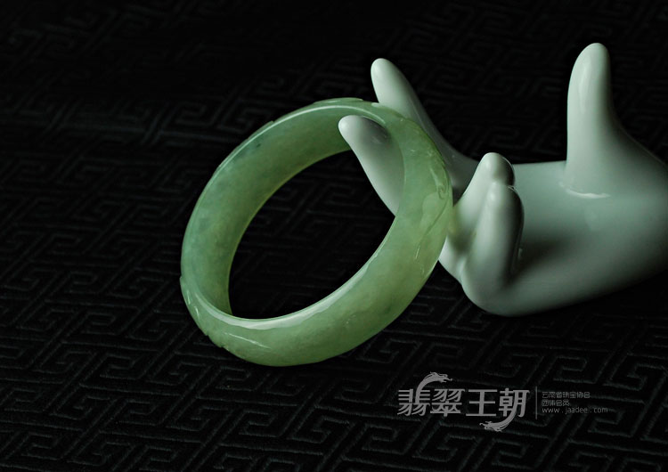 糯冰种晴水缅甸翡翠福如意雕花手镯（56.6）