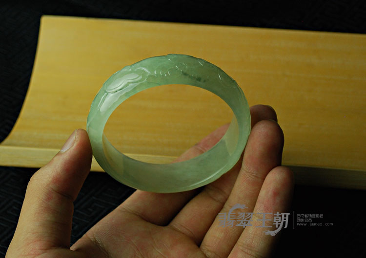 糯冰种晴水缅甸翡翠福如意雕花手镯（56.6）