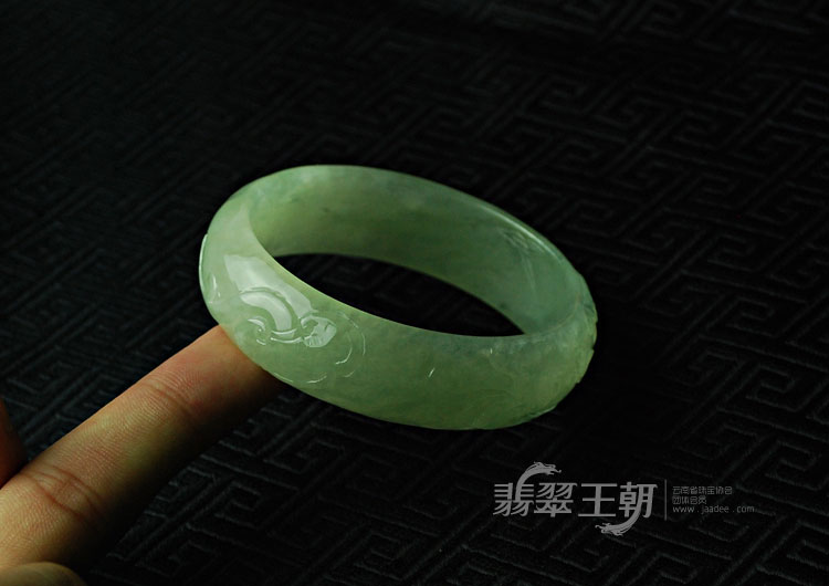 糯冰种晴水缅甸翡翠福如意雕花手镯（56.6）