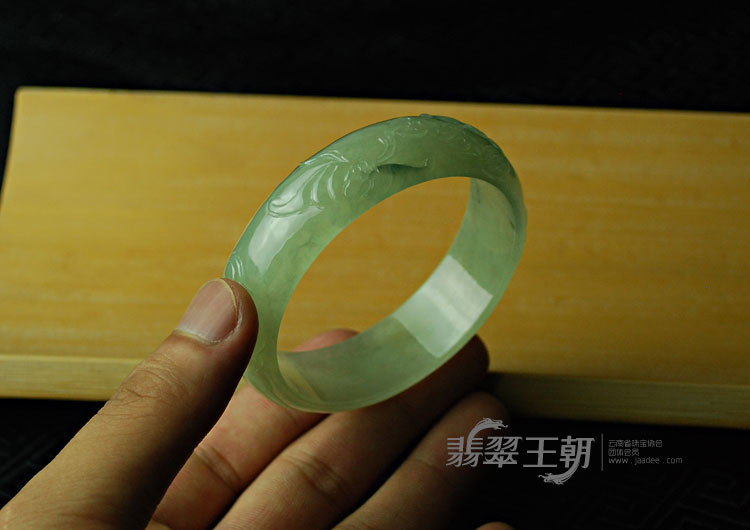 糯冰种晴水缅甸翡翠福如意雕花手镯（56.6）