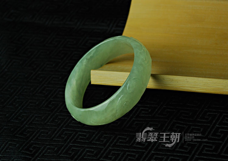 糯冰种晴水缅甸翡翠福如意雕花手镯（56.6）