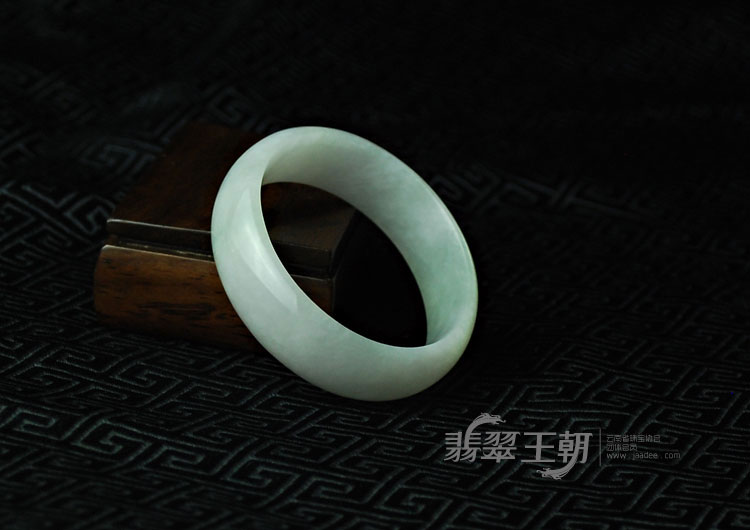 糯冰种淡紫罗兰缅甸翡翠贵妃镯（54.2-47.6）