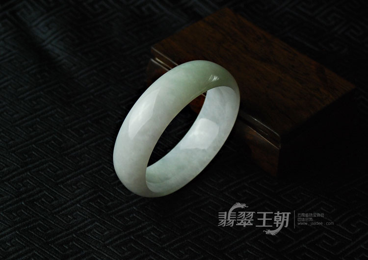 糯冰种淡紫罗兰缅甸翡翠贵妃镯（54.2-47.6）