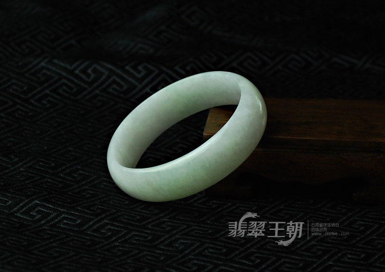 糯冰种淡紫罗兰缅甸翡翠贵妃镯（54.2-47.6）