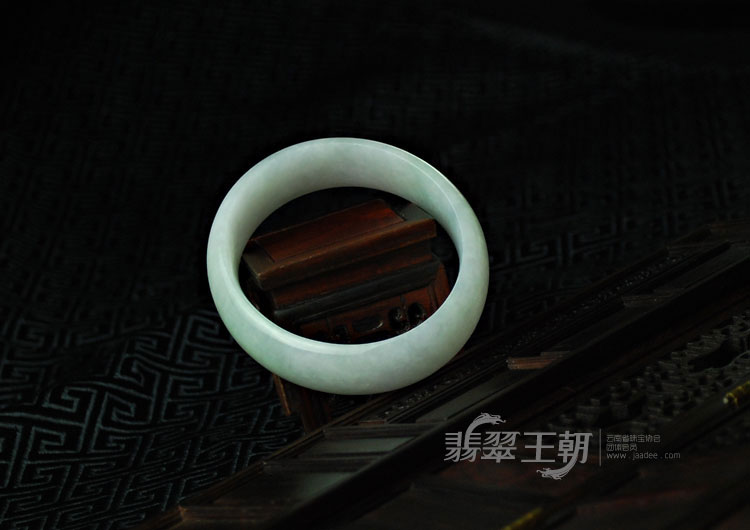 糯冰种淡紫罗兰缅甸翡翠贵妃镯（54.2-47.6）