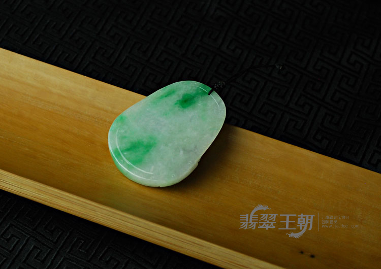 糯冰种翠色缅甸翡翠观音挂件