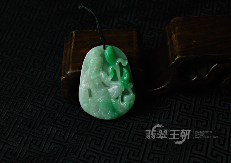 糯冰种翠色缅甸翡翠观音挂件
