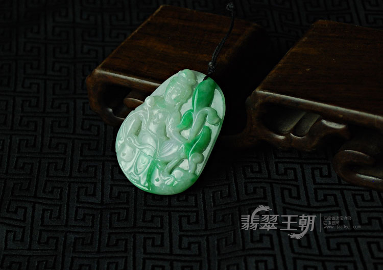 糯冰种翠色缅甸翡翠观音挂件