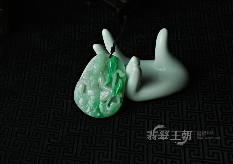 糯冰种翠色缅甸翡翠观音挂件