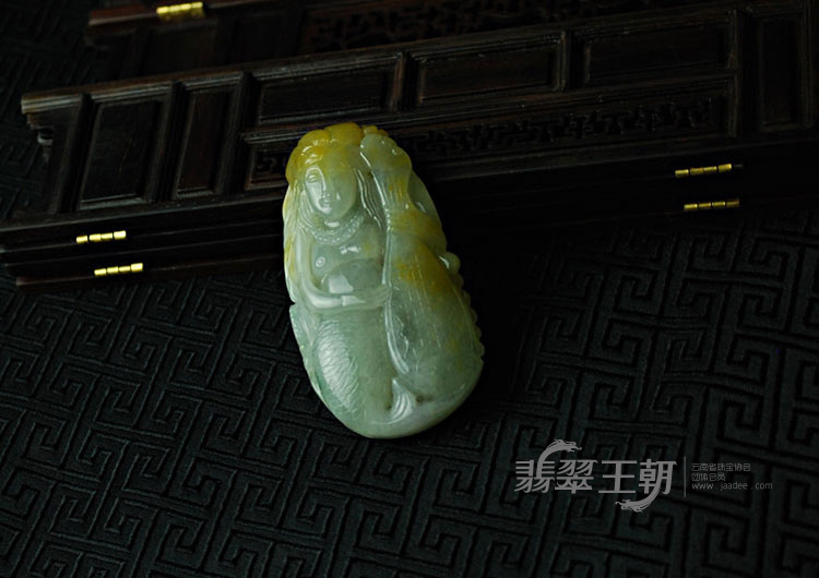 糯冰种黄翡缅甸翡翠美人鱼挂件