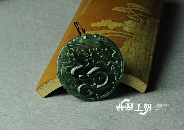 冰种油青缅甸翡翠龙牌挂件