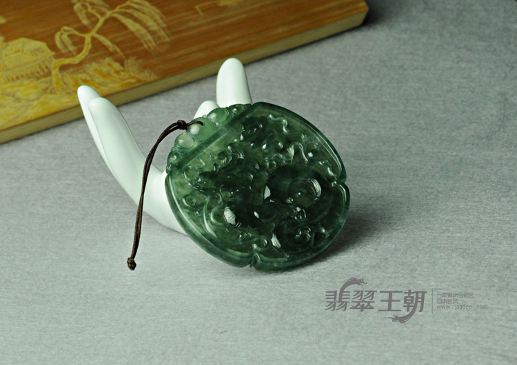 冰种油青缅甸翡翠龙牌挂件