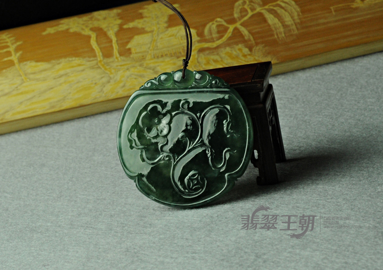 冰种油青缅甸翡翠龙牌挂件