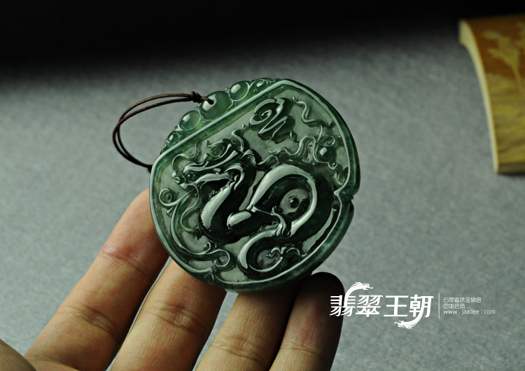冰种油青缅甸翡翠龙牌挂件