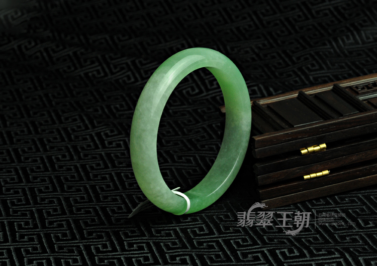 糯冰种翠色缅甸翡翠手镯（57.3）