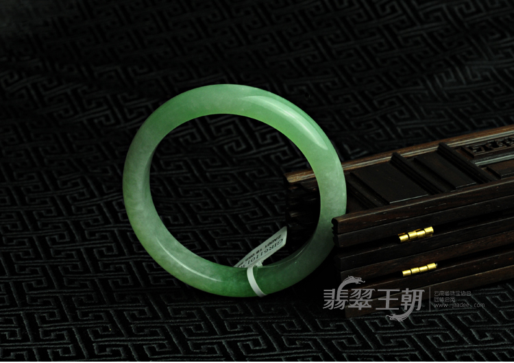 糯冰种翠色缅甸翡翠手镯（57.3）