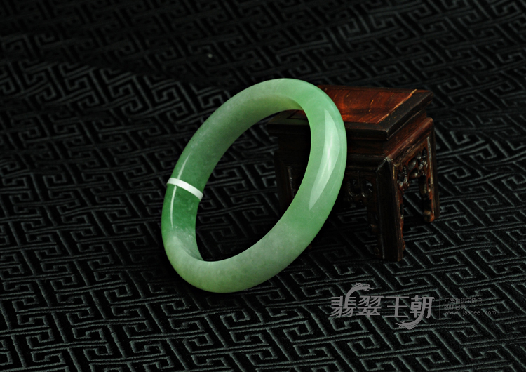 糯冰种翠色缅甸翡翠手镯（57.3）