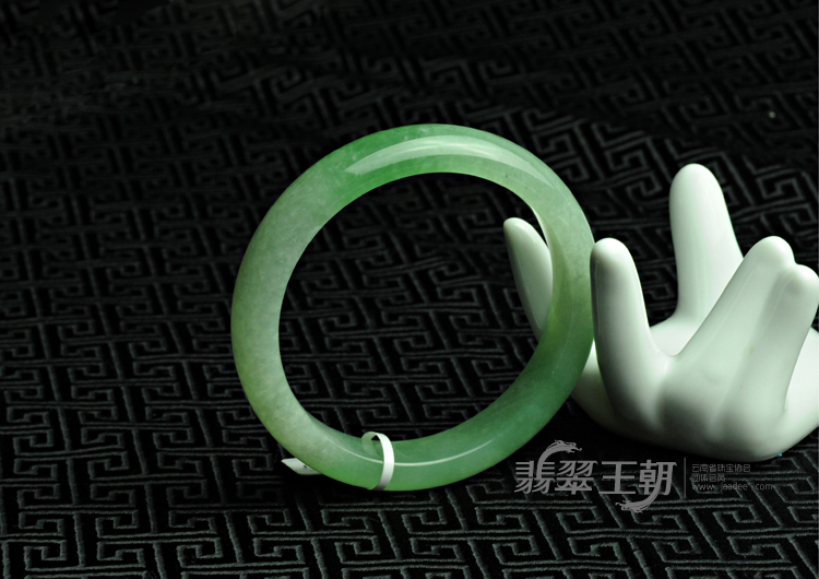 糯冰种翠色缅甸翡翠手镯（57.3）