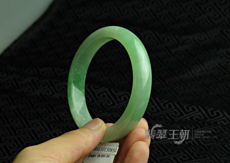 糯冰种翠色缅甸翡翠手镯（57.3）