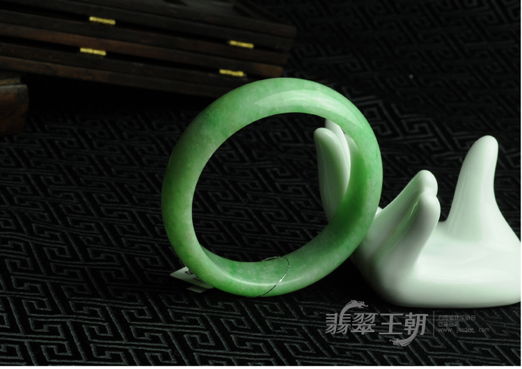糯冰种翠色缅甸翡翠手镯（55.7）