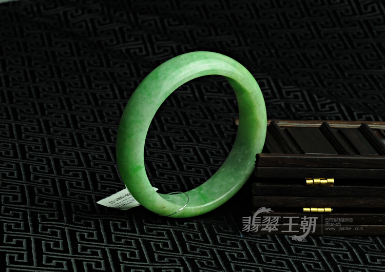糯冰种翠色缅甸翡翠手镯（55.7）