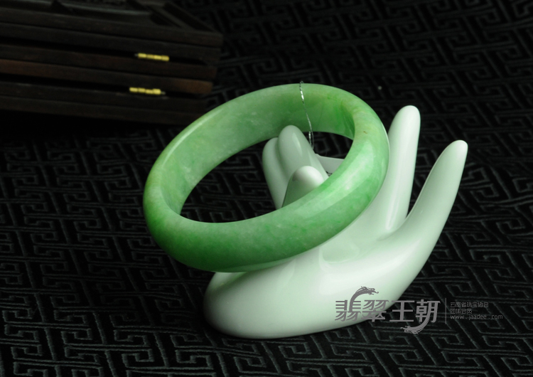 糯冰种翠色缅甸翡翠手镯（55.7）