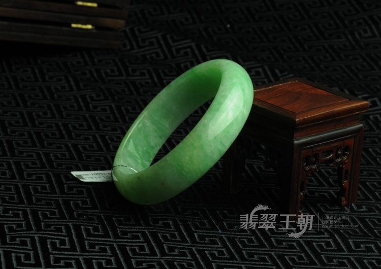 糯冰种翠色缅甸翡翠手镯（55.7）