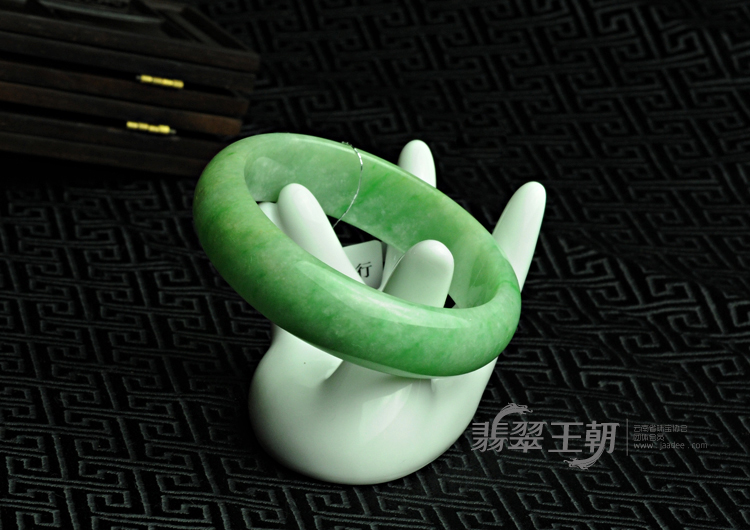 糯冰种翠色缅甸翡翠手镯（55.7）
