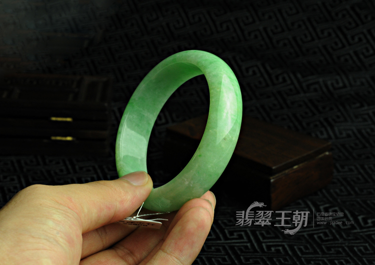 糯冰种翠色缅甸翡翠手镯（55.7）